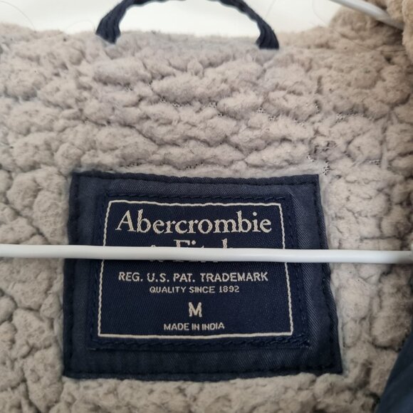 Abercrombie and Fitch Women Sherpa Lined Military Parka medium - Picture 4 of 4